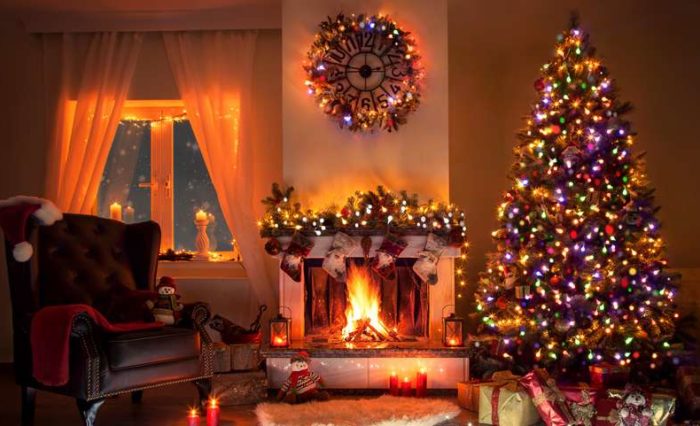Weihnachtsabend am Kamin in festlich geschmückten Wohnzimmer